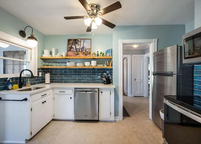Quaint Cottage In Heart Of Lyh - Pool With Hot Tub!