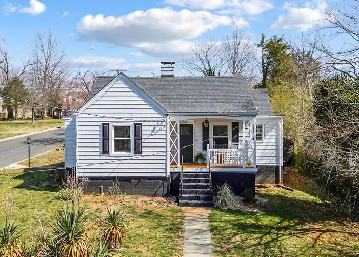 Quaint Cottage In Heart Of Lyh - Pool With Hot Tub!